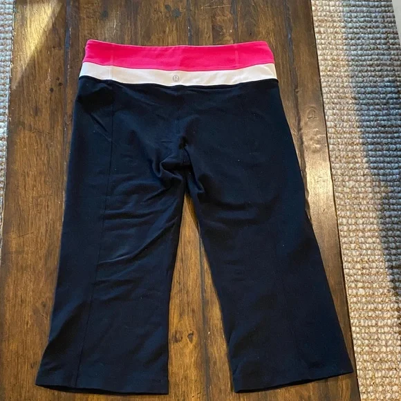 🩷 Lululemon Black Capri Flare Leggings with Pink and White Waistband 🩷 - Picture 5 of 6